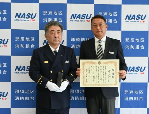 山口署長（左）から感謝状を受けた西里総支配人