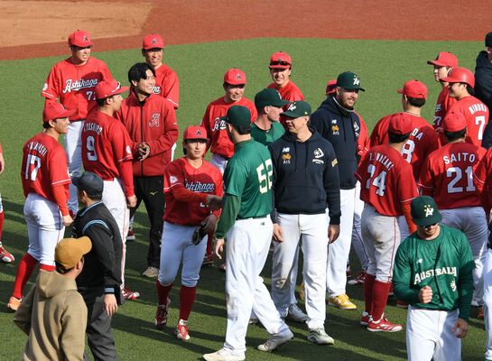 試合後に健闘をたたえ合う全足利とオーストラリア代表の選手たち