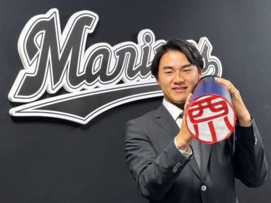 ポーズを決めるロッテの西川=10日、ZOZOマリン