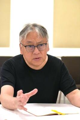 　インタビューに応じたカズオ・イシグロさん＝５月、フランス・カンヌ（共同）