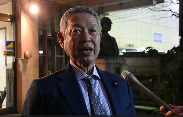 報道陣の取材に応じる佐藤氏＝15日夜、宇都宮市