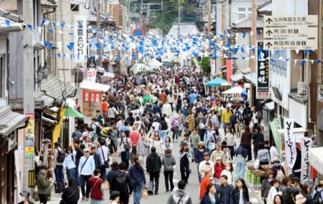 　大勢の観光客らでにぎわう有田陶器市＝２９日午後、佐賀県有田町