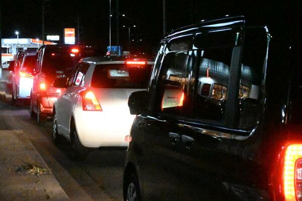 値上げ前に給油しようとガソリンスタンドに列をなす車＝１１日午後８時２５分、宇都宮市内