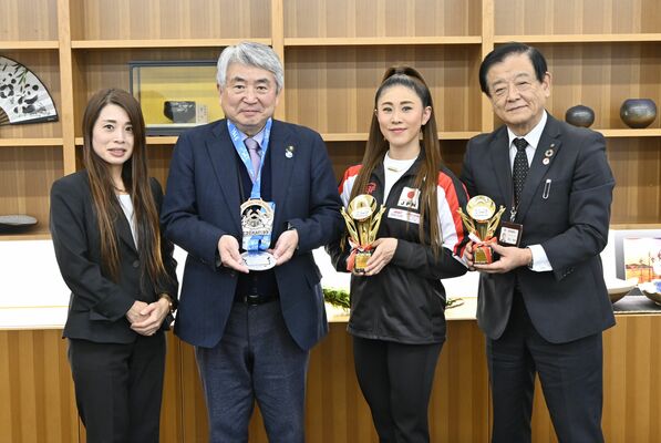 浅野市長（左から２人目）に全国大会２連覇などを報告した佐々木さん（同３人目）