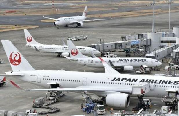 羽田空港の駐機場に並ぶ日本航空の機体