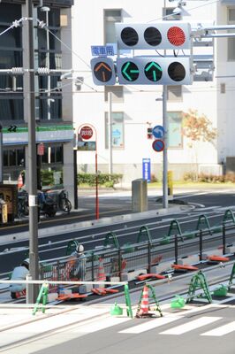 「電車用」として黄色い矢印がともるＬＲＴの専用信号＝31日午前10時50分、宇都宮市東宿郷１丁目