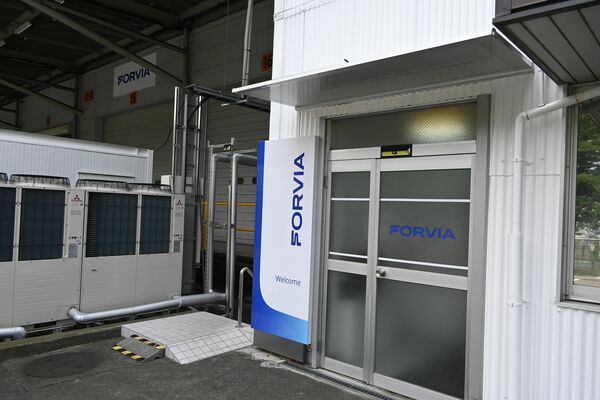フォルシア・ジャパンが開設した栃木工場＝３日午後、下野市