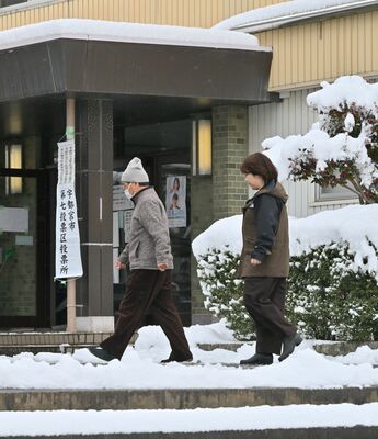 雪の中、投票所を訪れる有権者＝８日午前９時５分、宇都宮市戸祭元町、河野光吉撮影