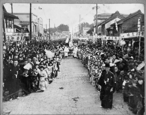 １９４９（昭和２４）年当時の旧今市市の祭り。子どもの多さが目を引く（市歴史民俗資料館提供）