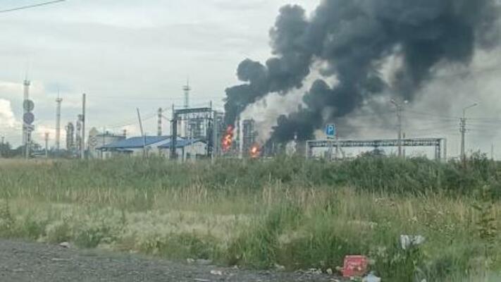 　６日、ウクライナ軍の無人機攻撃を受けて黒煙を上げるロシア・オムスクの製油所（ソーシャルメディアの映像から・ロイター＝共同）