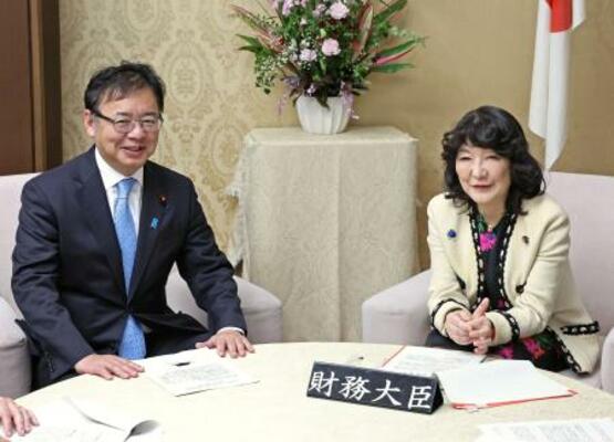 2026年度予算案を巡り折衝する片山財務相(右)と上野厚労相=24日午前、財務省(代表撮影)