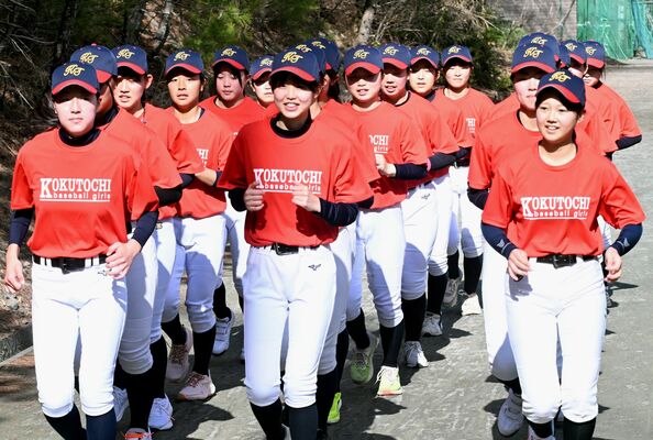 ランニングで軽い調整を行う国学栃木高女子硬式野球部の選手たち＝同校