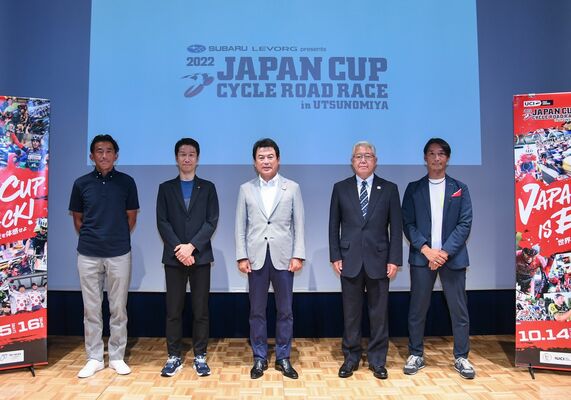 佐藤宇都宮市長（中央）らが出席したジャパンカップの記者発表会＝都内、加藤智さん撮影