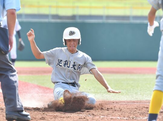 ５回、足大付・須田の適時打で二走の佐藤暉が勝ち越しの生還＝清原球場