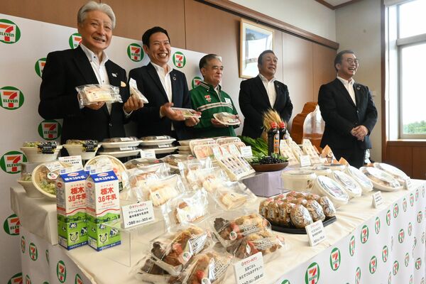 県産食材を使用した新商品を手にする福田知事（左端）ら＝14日午前、県庁