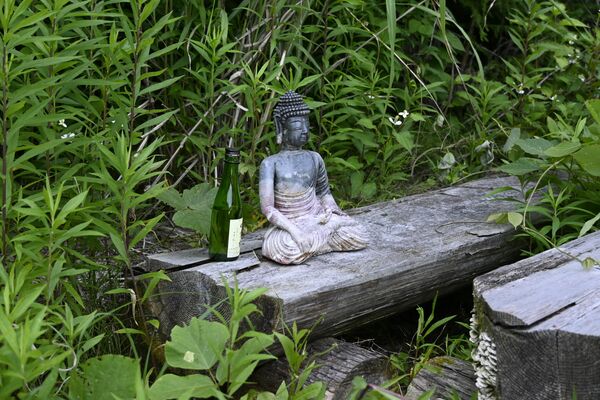 広場に設けられたベンチに置かれた石仏