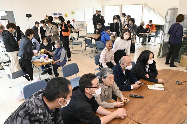 Ｎ２９３テラスの内覧会で交流を楽しむ障害者や地域住民ら