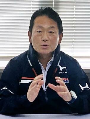 　取材に応じるホンダ・レーシング（ＨＲＣ）の渡辺康治社長＝２６日、三重県鈴鹿サーキット