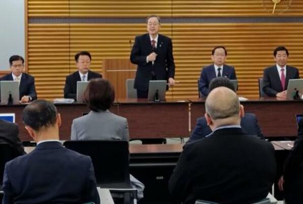 公明党の会合であいさつする斉藤代表(奥中央)=27日午前、東京都新宿区の党本部