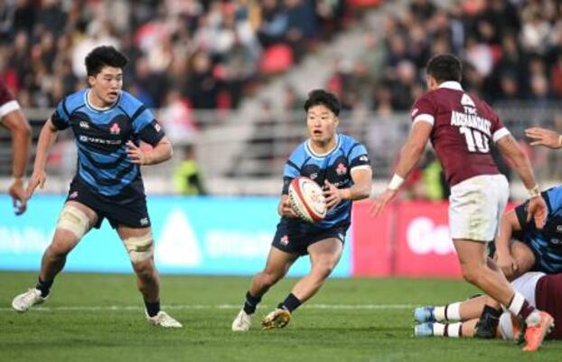 ジョージア戦で攻め込む斎藤(中央)=トビリシ((C)JRFU)