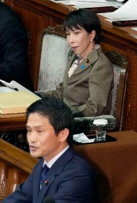 　衆院本会議で中道改革連合の小川代表（手前）の代表質問を聞く高市首相＝２４日午後