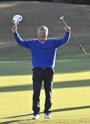 ３度目の優勝を飾り、ギャラリーの声援に応える稲沢＝鹿沼プレミアＧＣ、井上孝男撮影