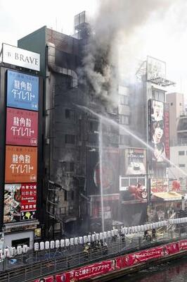大阪・道頓堀のビル火災現場=2025年8月