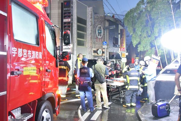 店舗を焼いた火災現場＝10日４時50分、宇都宮市本町