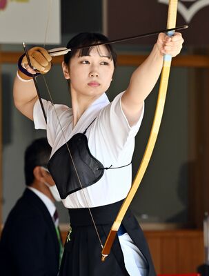 東日本大震災の影響で転居を繰り返し、その先で弓道にたどり着いた成年女子の犬塚さん。チームの躍進を支える大活躍を見せている＝10日午前、ユウケイ武道館