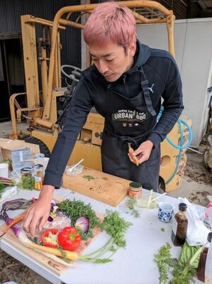 ＢＢＱの料理を競う大会に臨む横山さん