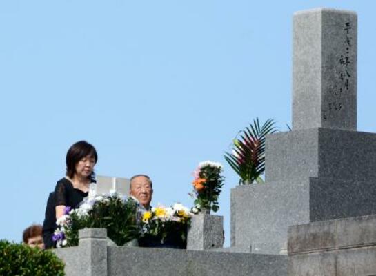 安倍元首相の墓参りをする妻昭恵さん=8日午前、山口県長門市