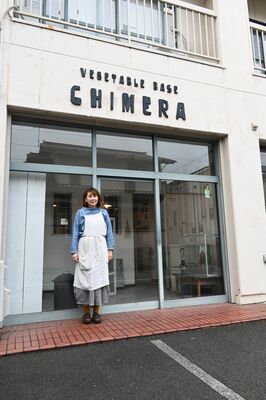 店前に立つスタッフ