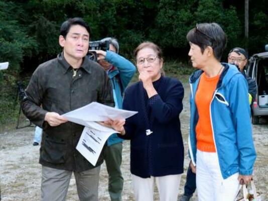 　メガソーラーの工事現場付近を訪れ、市民団体のメンバーから説明を受ける野口健さん（左）＝３０日午後、千葉県鴨川市