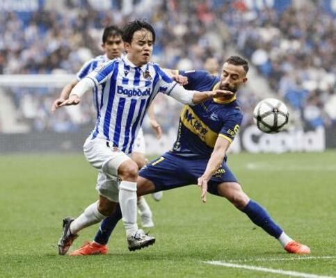 　アラベス戦の後半、攻め込むレアル・ソシエダードの久保（左）＝サンセバスチャン（共同）