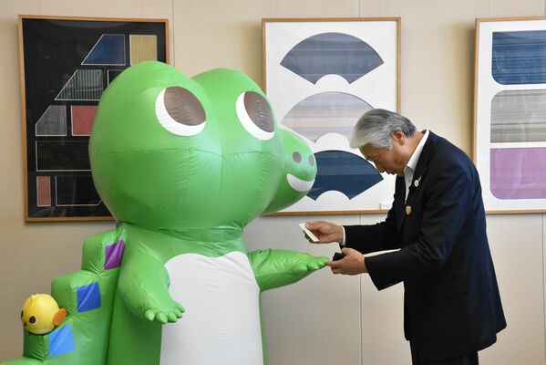 福田知事と名刺交換するワニー参事官＝18日午前、県庁