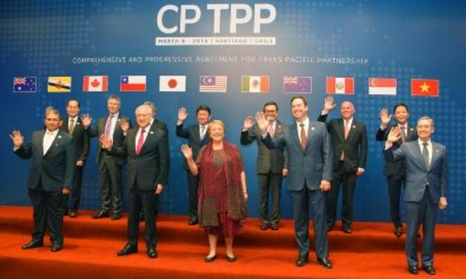 2018年3月、TPP署名式を前に写真撮影に応じる各国閣僚。後列右から4人目は茂木経済再生相(当時)=チリ・サンティアゴ(共同)