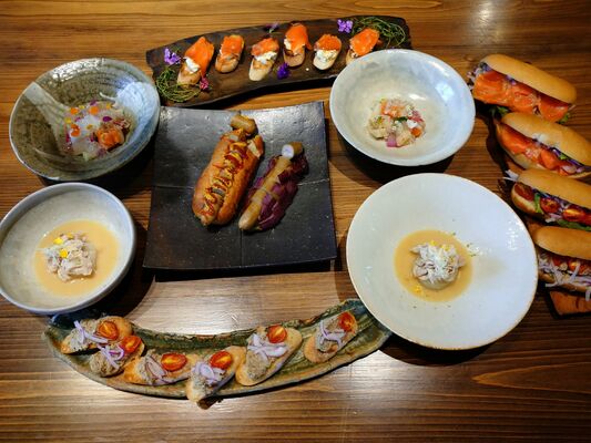 試食会でお目見えした試作料理。益子焼の器や皿に色鮮やかに盛り付けられた