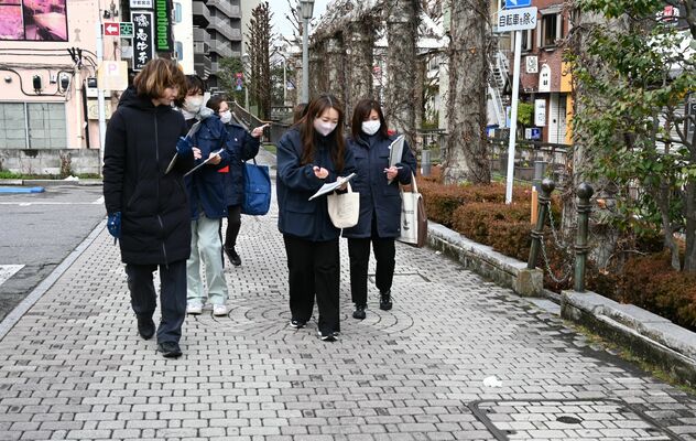 道路の状況をチェックするフィールドワークの参加職員
