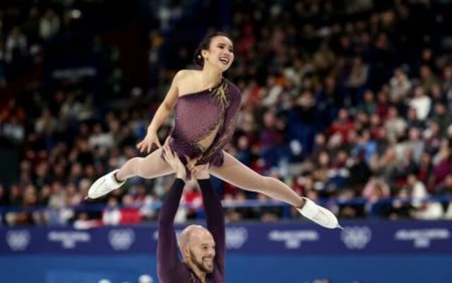 　フィギュア団体のペアＳＰで演技する米国のエリー・カム（上）とダニー・オシェイ＝６日、ミラノ（ロイター＝共同）