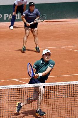 　女子ダブルス２回戦でプレーする青山修子（手前）、梁恩碩組＝パリ（共同）