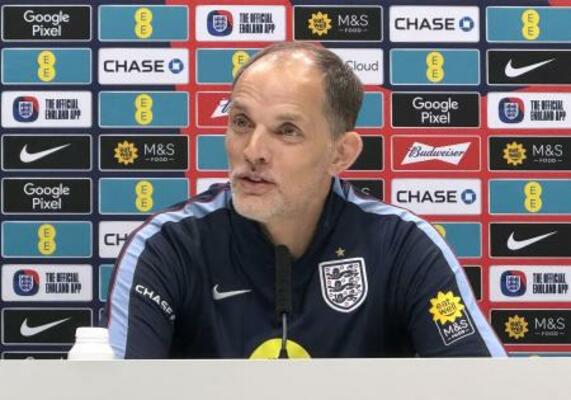 　日本との試合に向け、記者会見するサッカーイングランド代表のトゥヘル監督＝３０日、ロンドン近郊