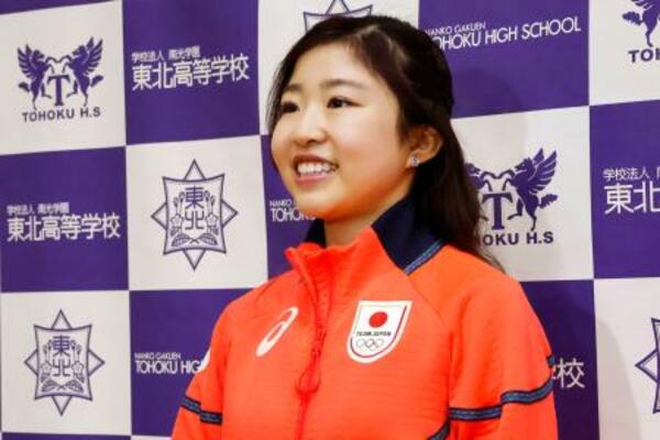 報道陣の取材に応じるフィギュアスケート女子の千葉百音選手=25日、仙台市の東北高