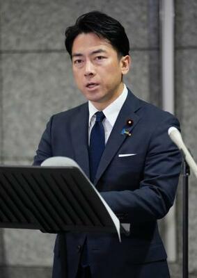 　北朝鮮のミサイル発射を受け、記者会見する小泉防衛相＝４日午前、防衛省