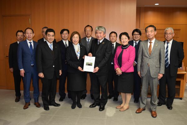 永岡文科相（前列左から３人目）に要望する首長ら＝２１日午後、文科省
