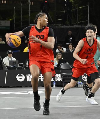 ブレックス－ラウドンヴァリス戦　３分、ブレックスのソロモン（左）が仲西にビハインドパスを出す＝バンバ市民広場、森田大地撮影
