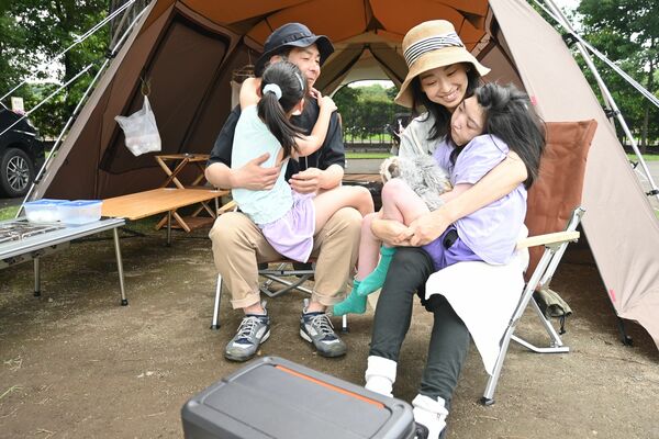 キャンプでリラックスする山崎さん家族