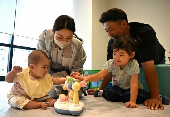 複合施設のキッズスペースで遊ぶ家族連れ。少子化は地域社会に重い課題を突き付けている＝３日午後、宇都宮市一条１丁目