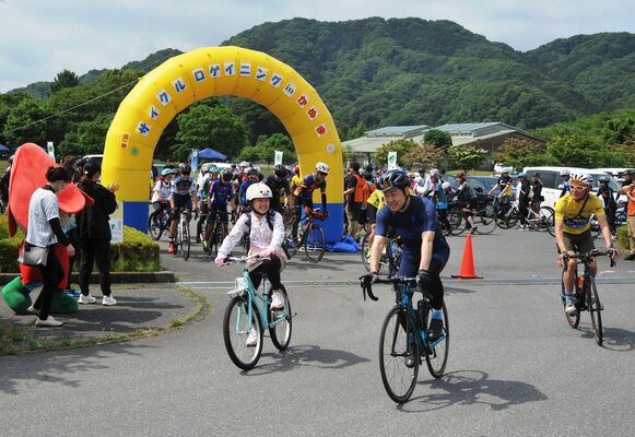 出会いの森総合公園をスタートする参加者