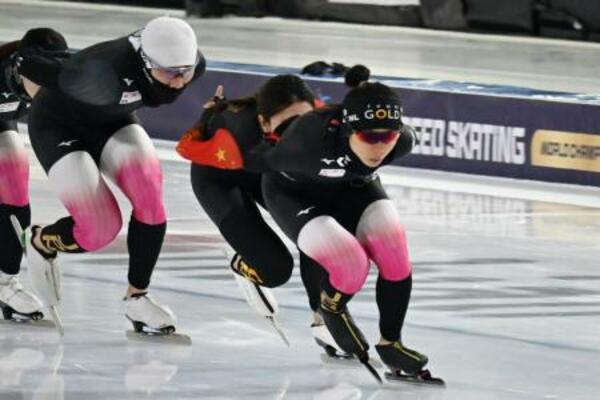 　スピードスケート世界選手権に向け、本番会場で調整する高木美帆（右）＝４日、ヘーレンフェイン（共同）