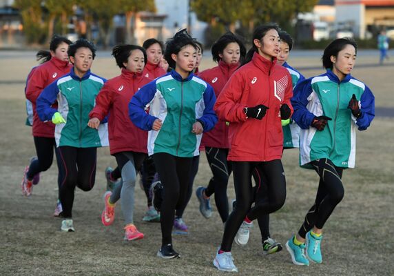 本番に向け練習に汗を流す文星女の選手たち＝宇都宮市内